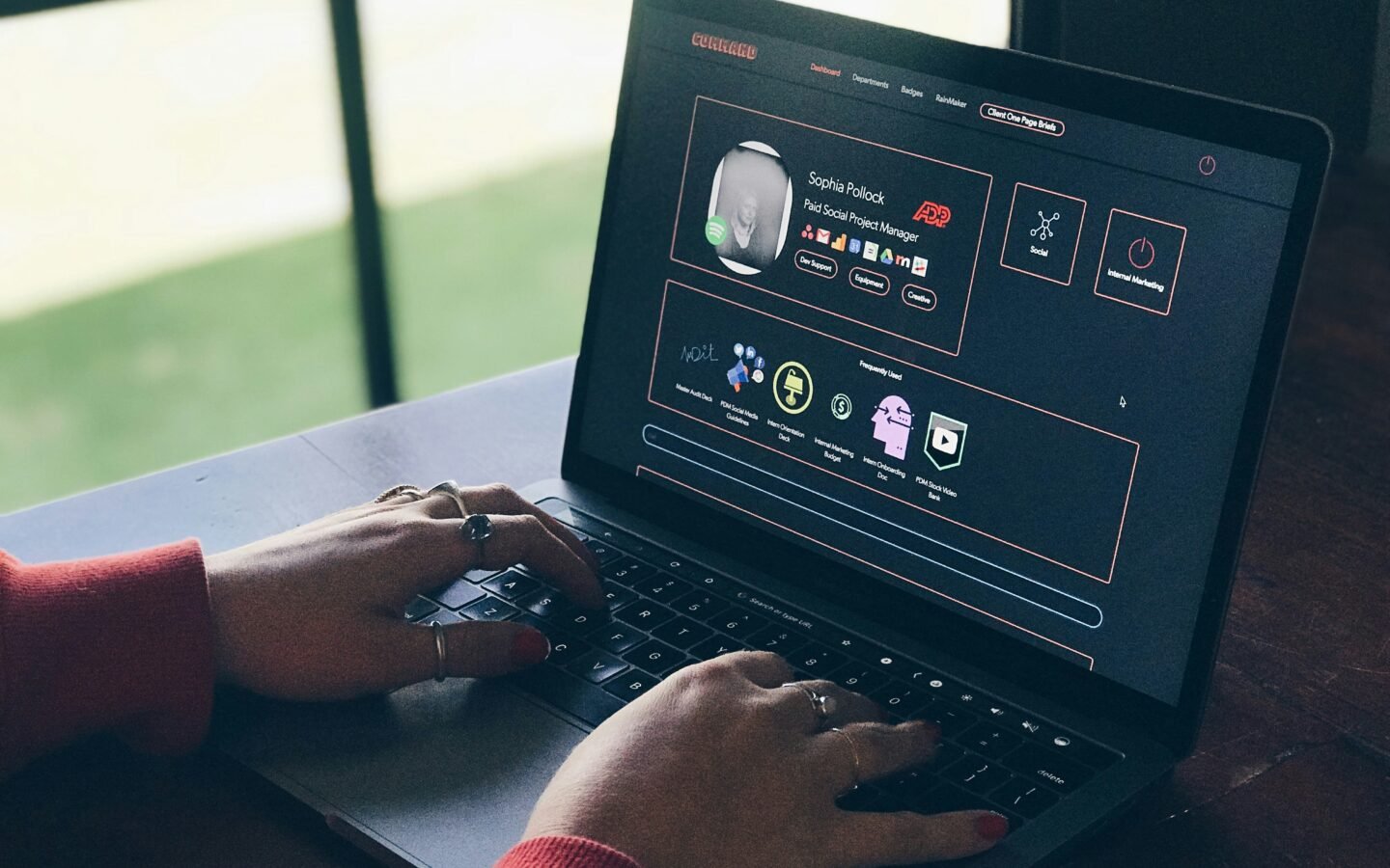 Side Hustles Online: How Beginners Are Earning Extra Income in 2026